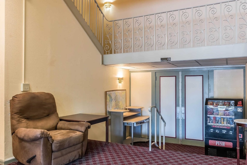 Econo Lodge Airport Reading PA 28/37