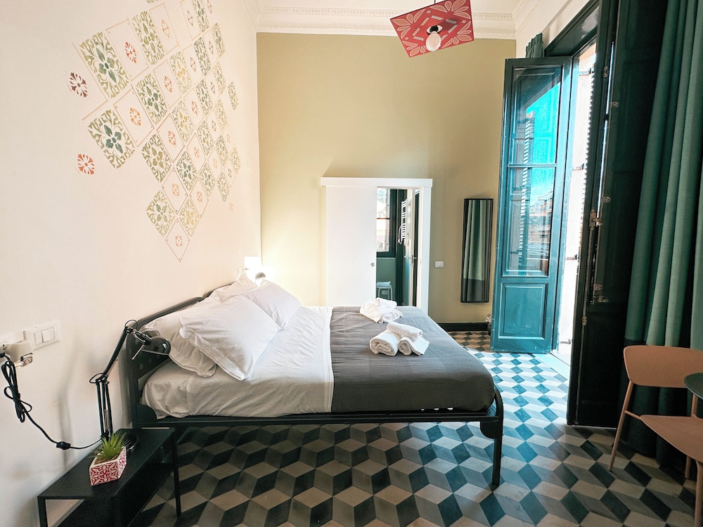 ROOM, DOUBLE OR TWIN BED