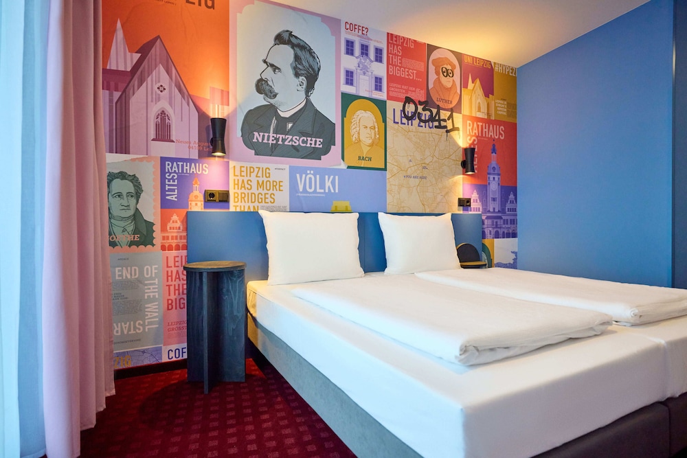 Business, Twin Beds, Courtyard Area