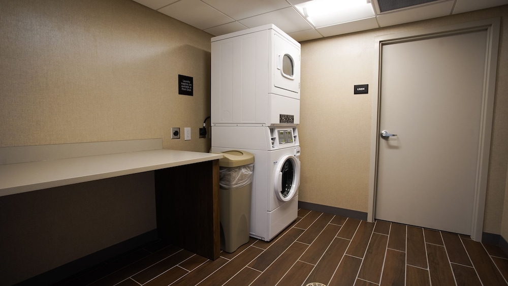 Hampton Inn Suites St Clairsville 16/32