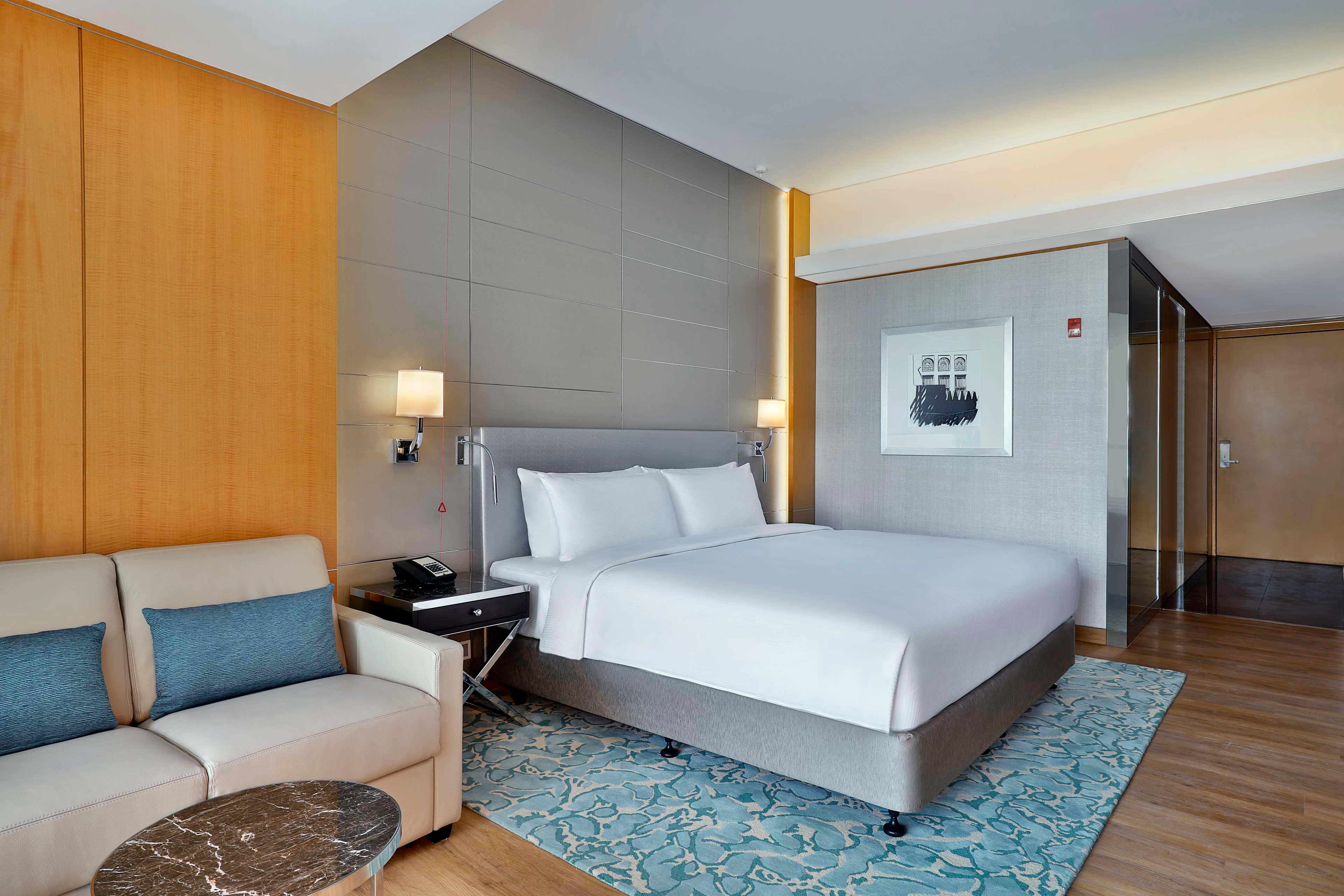 GUEST ROOM, KING BED, BALCONY