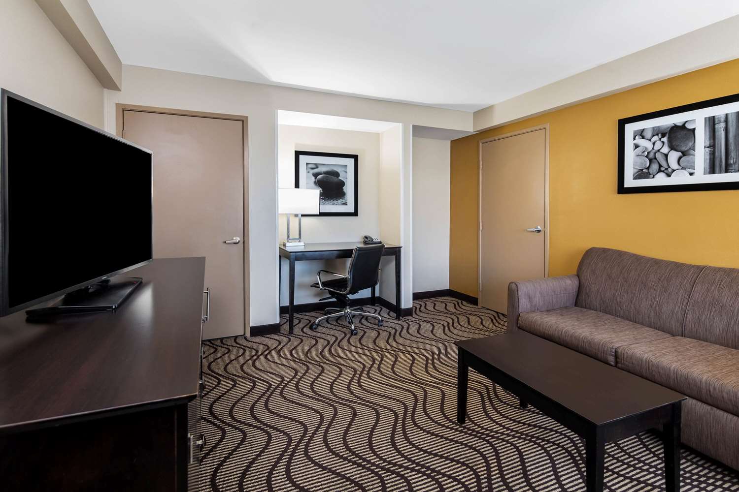 La Quinta Inn and Suites by Wyndham Carlsbad Legoland Area 17/22