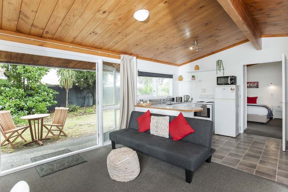 Waikanae Beach Motel 11/76