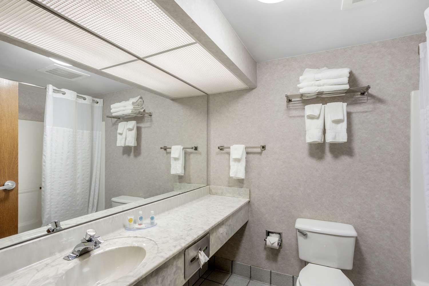 Comfort Inn Huntingdon, PA 33/34