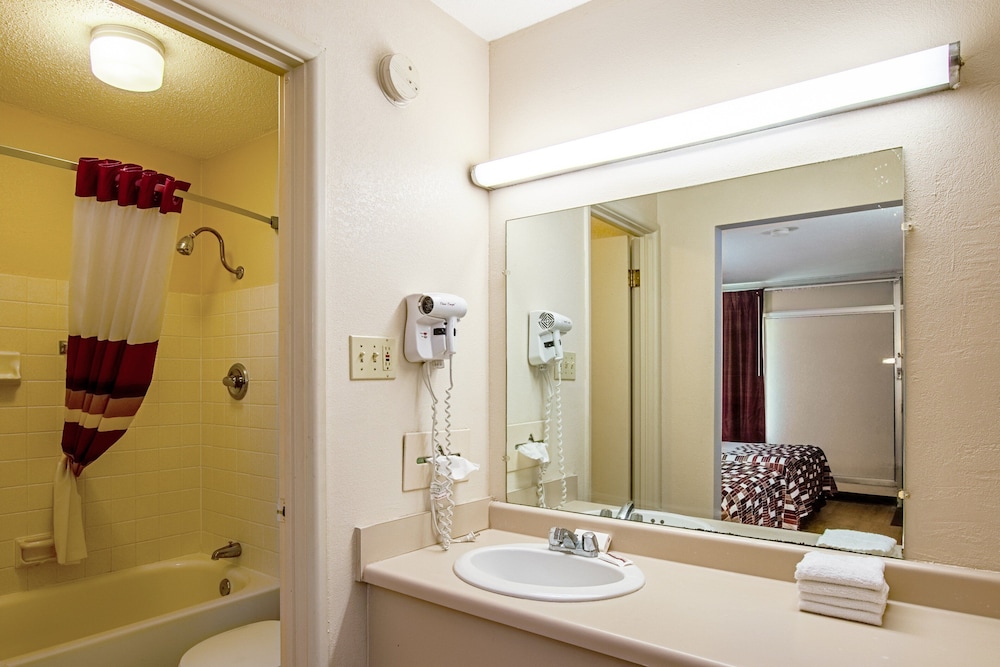 Red Roof Inn & Suites Battle Creek 18/38
