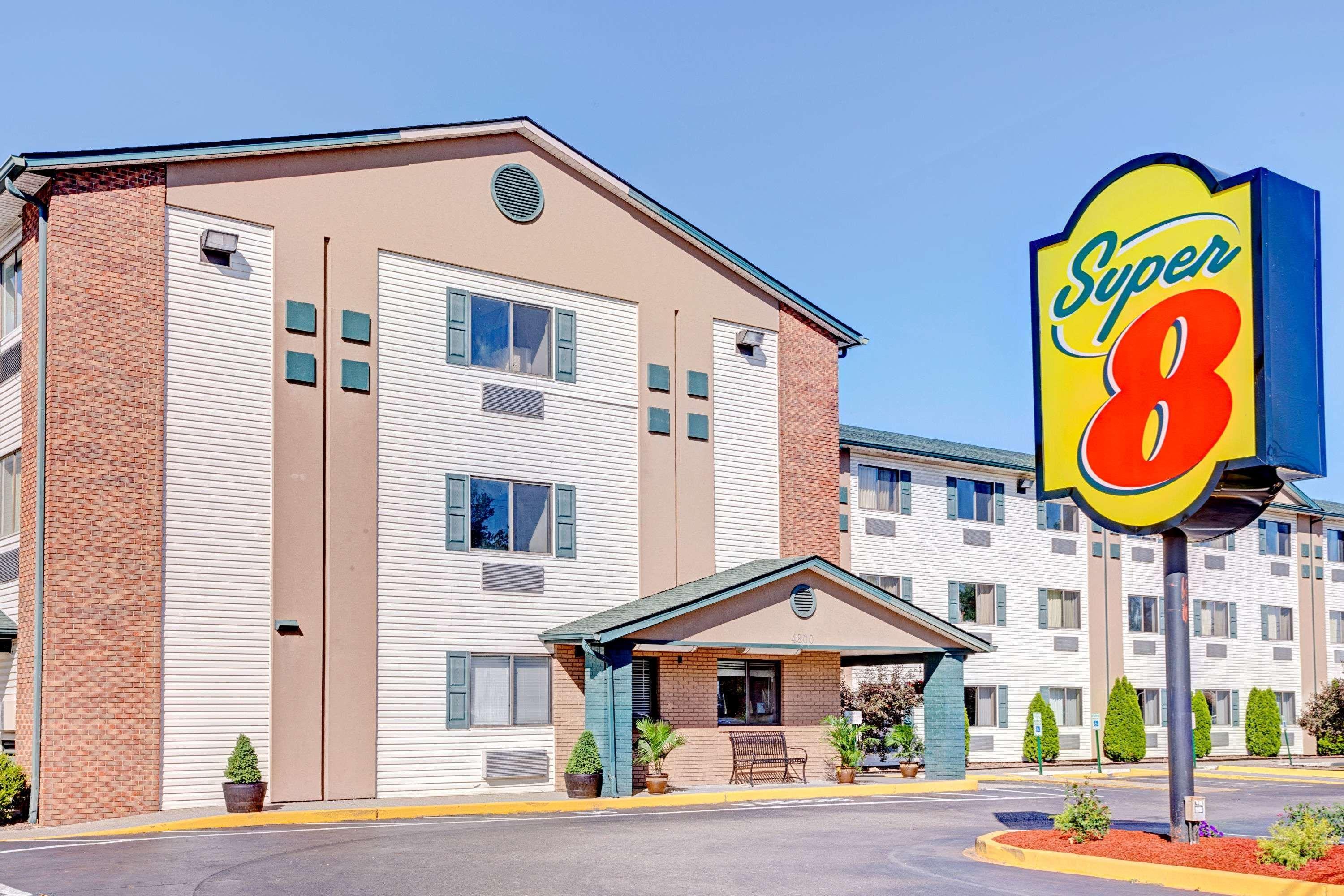 Super 8 by Wyndham Louisville Airport 1/16