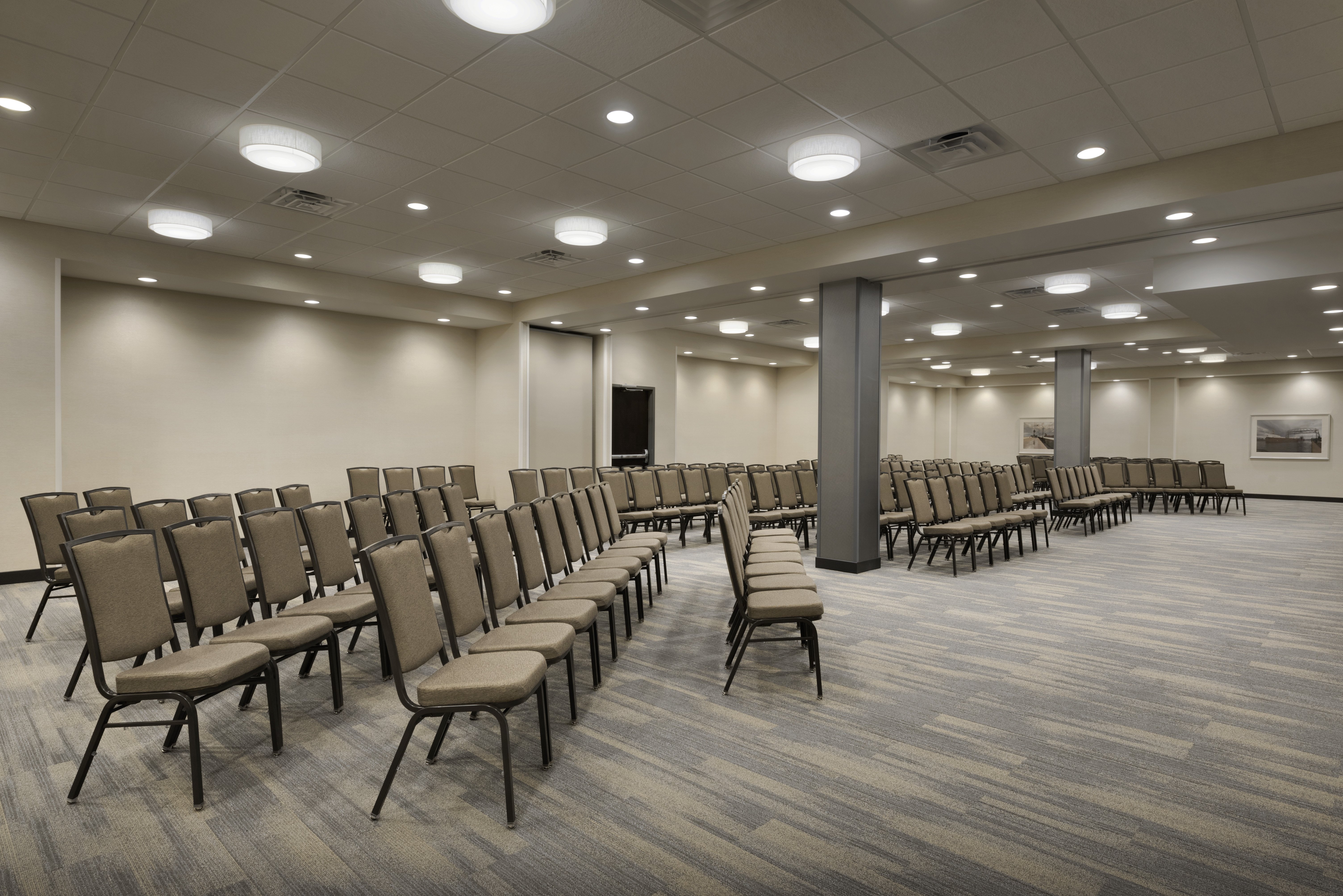 Holiday Inn Hotel And Suites Duluth Downtown 68/76
