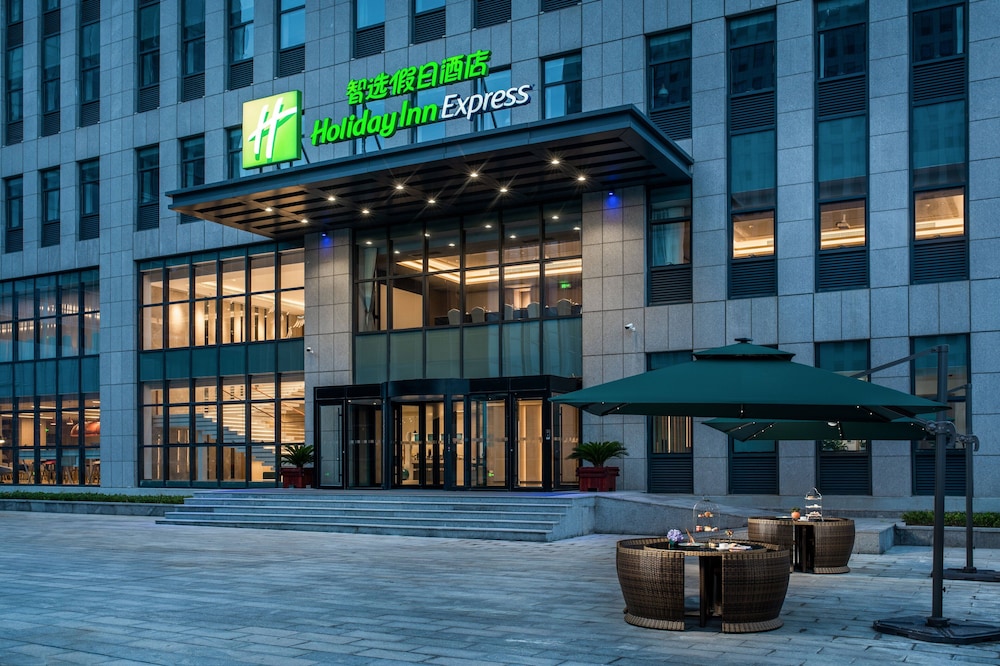 Holiday Inn Express Rongcheng Science and Technology Park 1/53