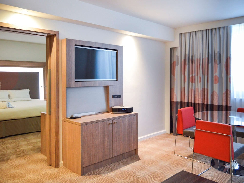Novotel London Brentford 6/79
