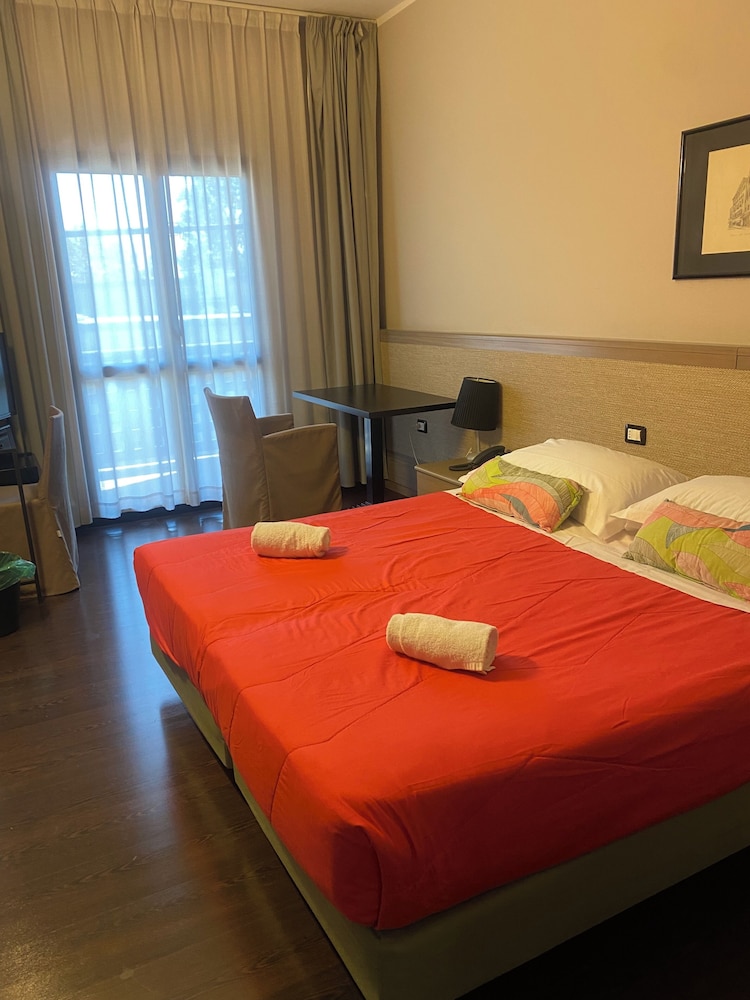 Hotel Forum 12/34