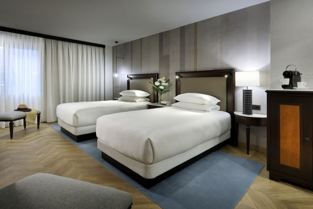 DELUXE, TWIN BEDS