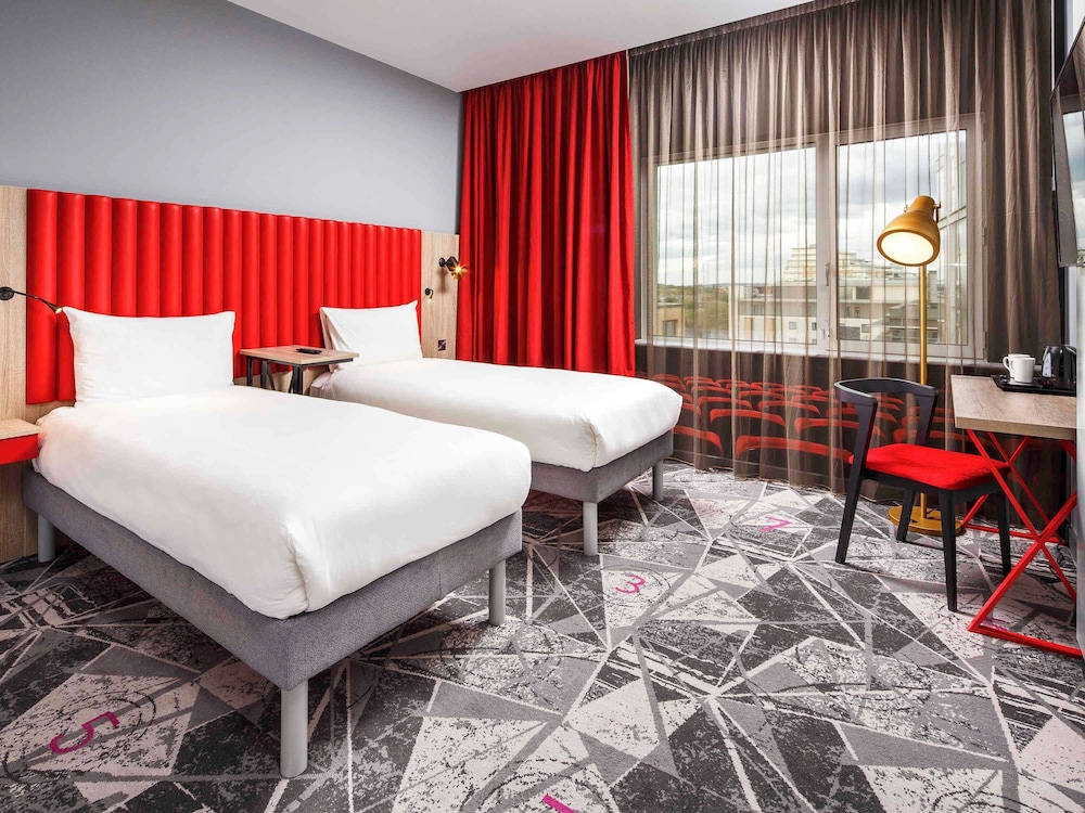 IBIS STYLES LONDON EALING 24/76