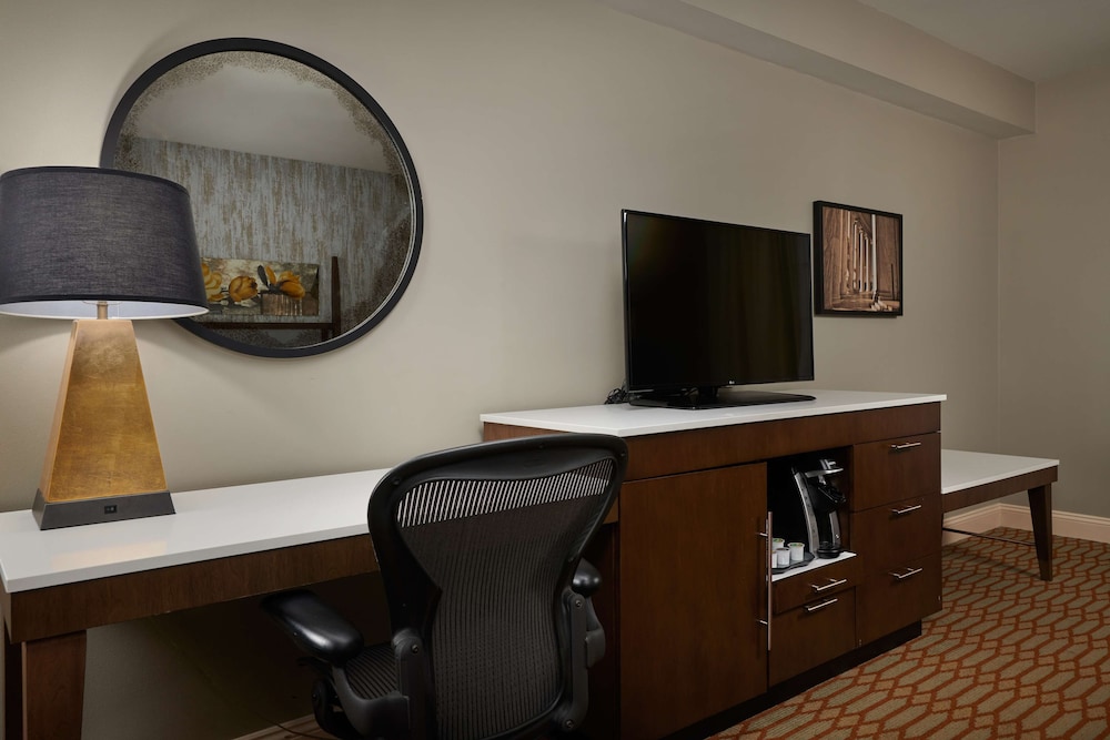 Virginia Crossings Hotel Conference Center 38/41