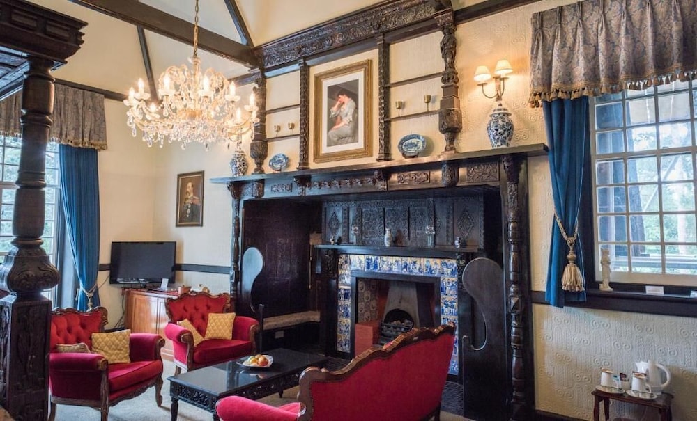 Langtry Manor Hotel 6/47