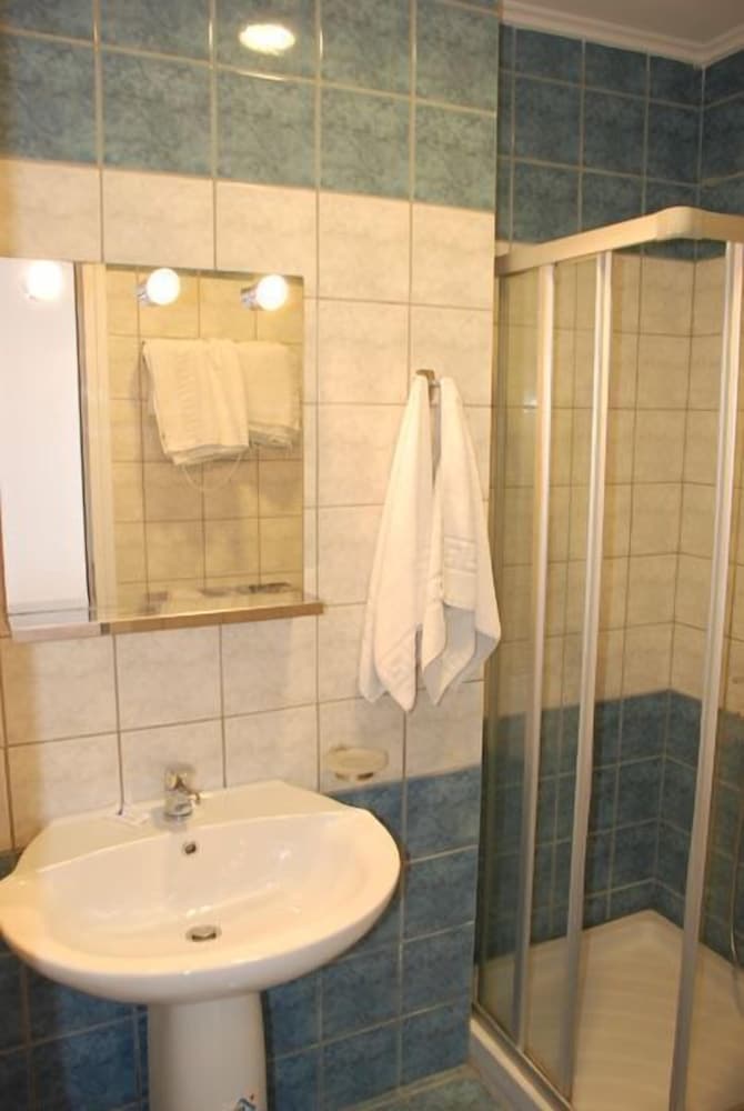 Aloha Hotel 30/30