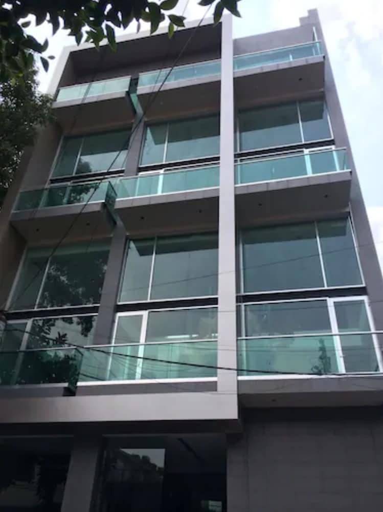 J. Towers Hotel Suites 2/68