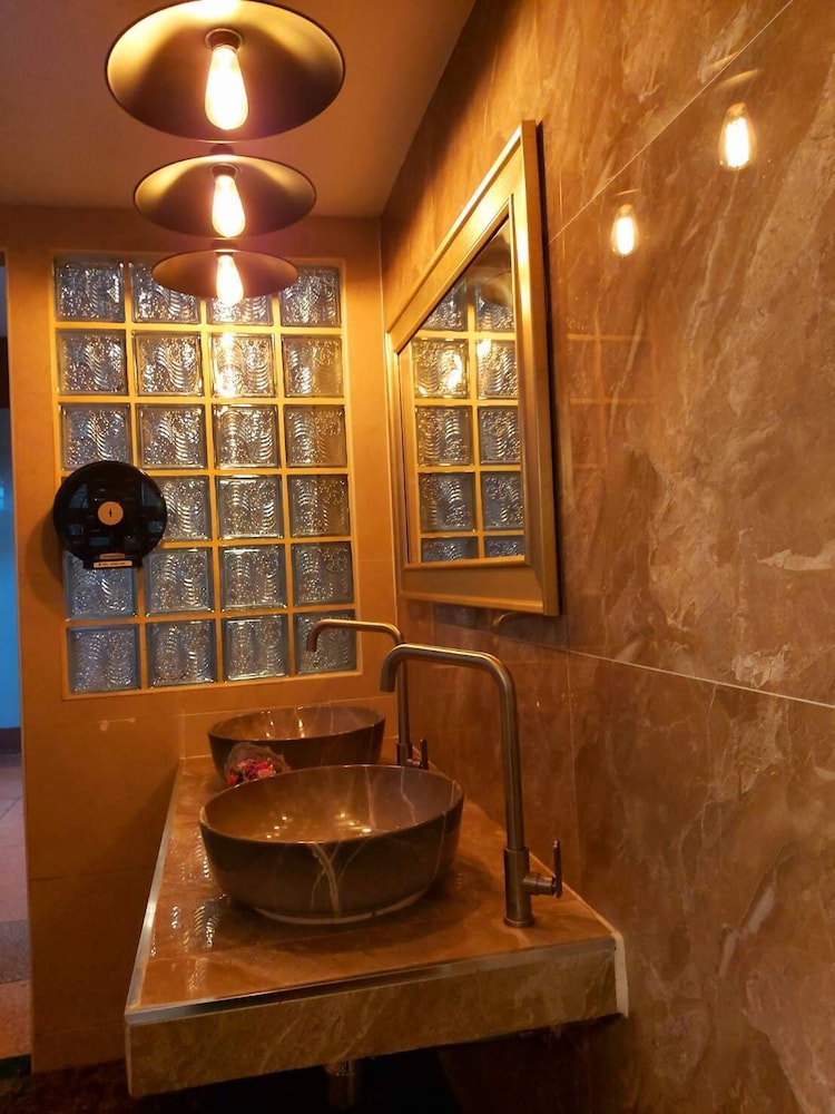 SURIWONG CHUMPHON HOTEL 44/59