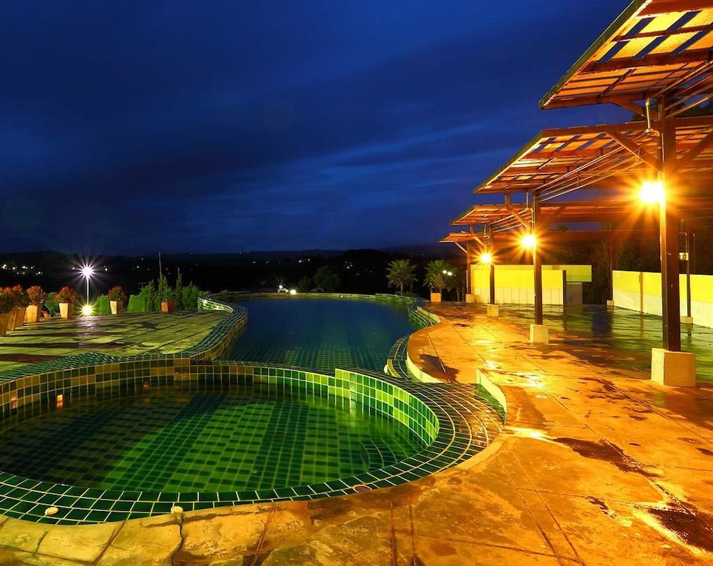 Breeze Hill Hotel 47/50