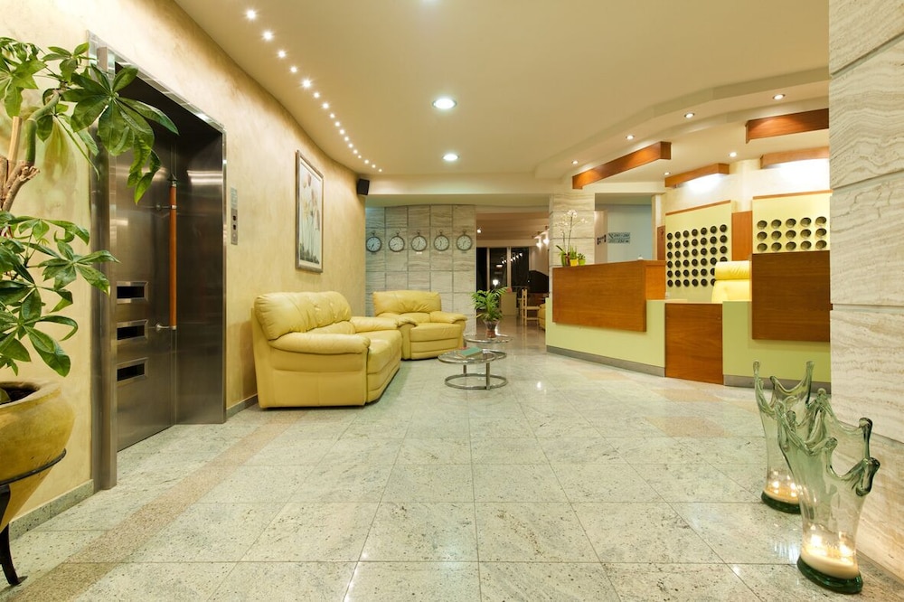 Axos Hotel 10/70