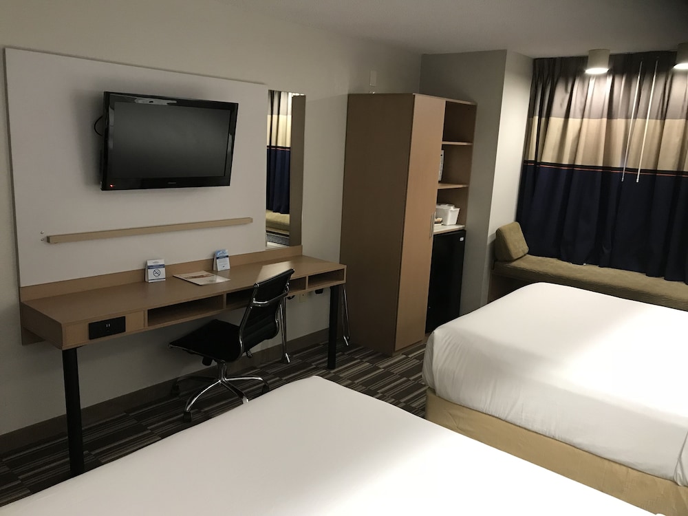 Microtel Inn & Suites by Wyndham BWI Airport Baltimore 12/40