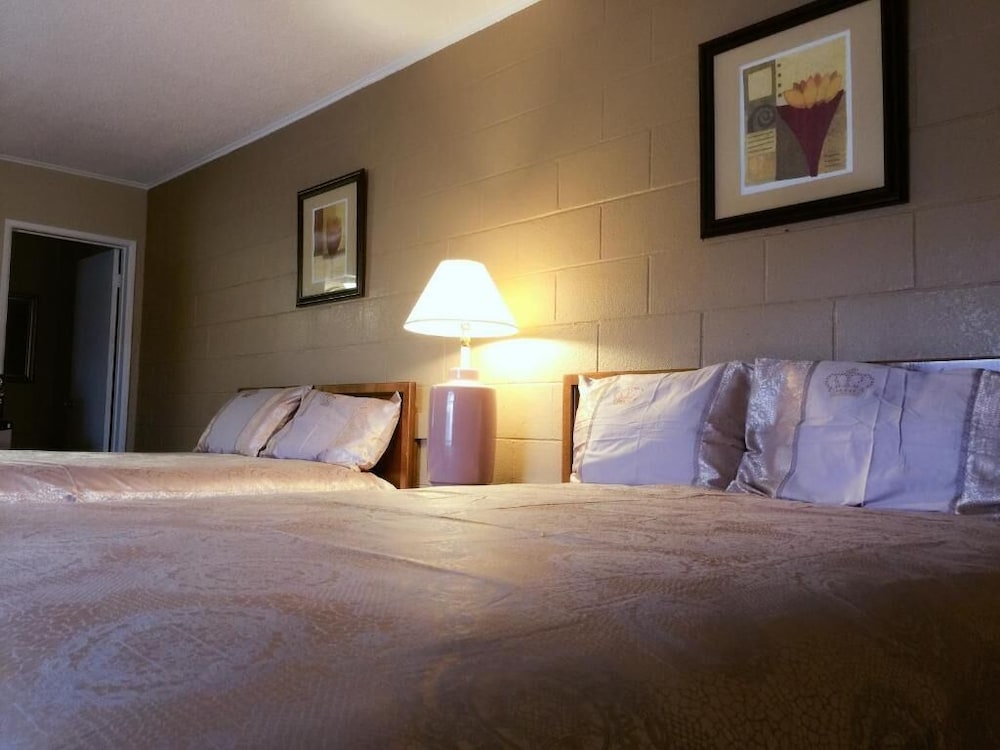 Royal Inn and Suites 7/42