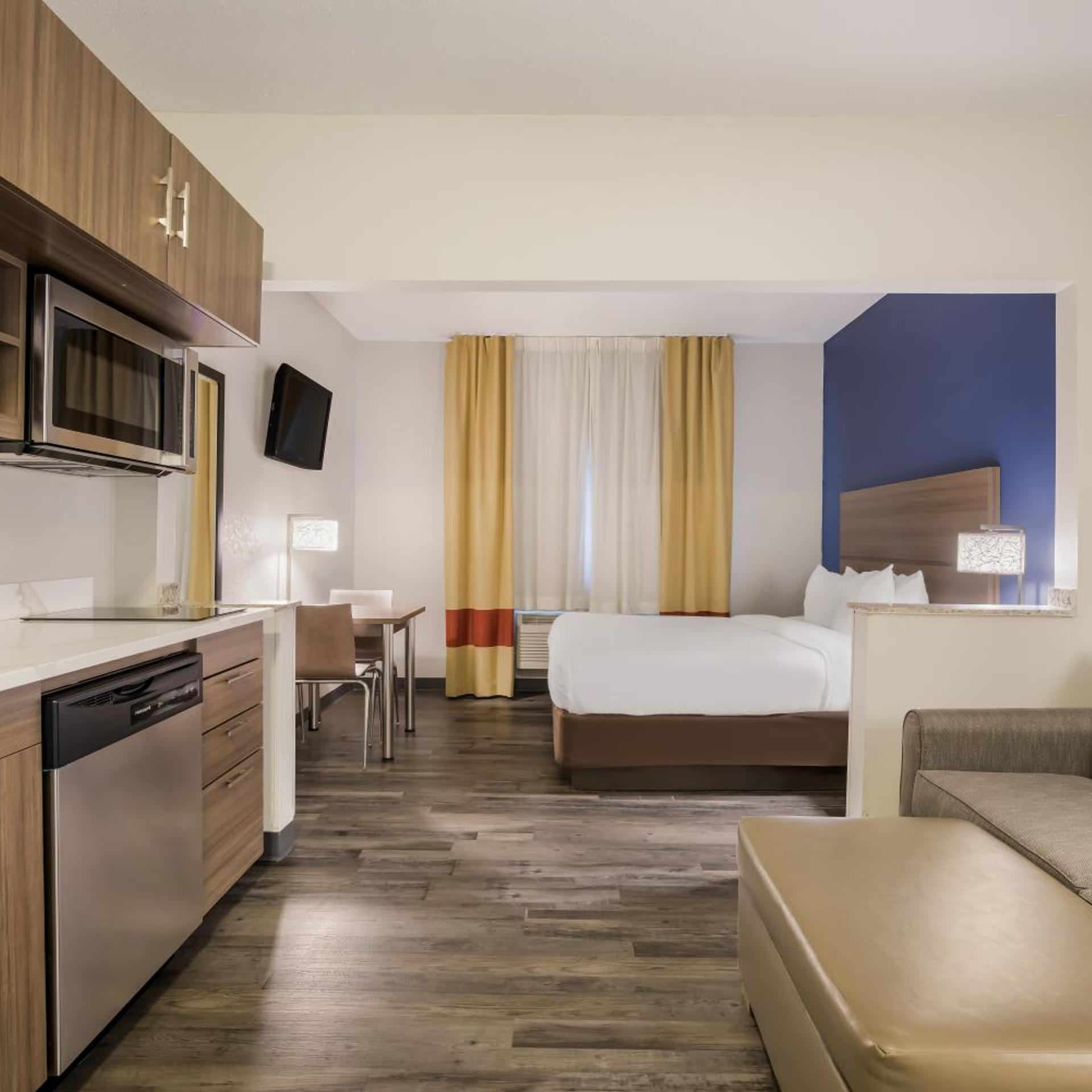 Efficiency, Suite, Queen Bed, Sofa، MainStay Suites Joliet I-55 3/4