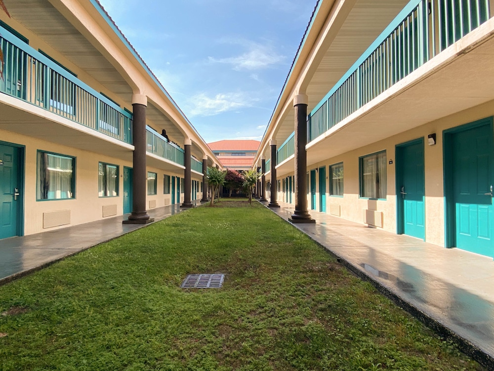 Motel6 Savannah, GA - Gateway & I-95 32/40