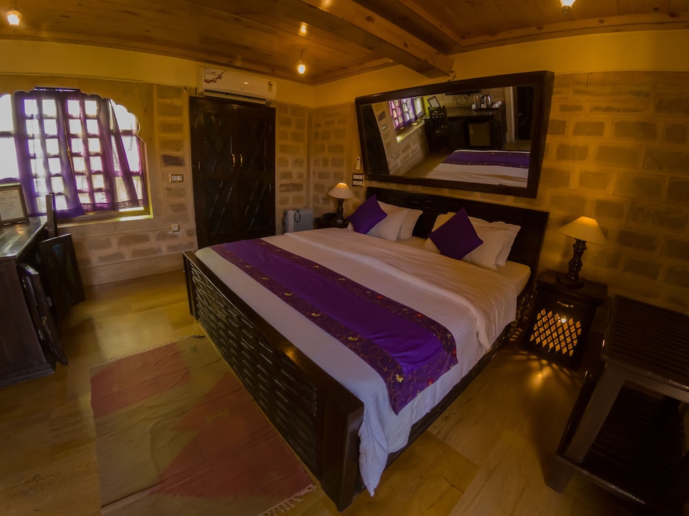 DELUXE, KING BED