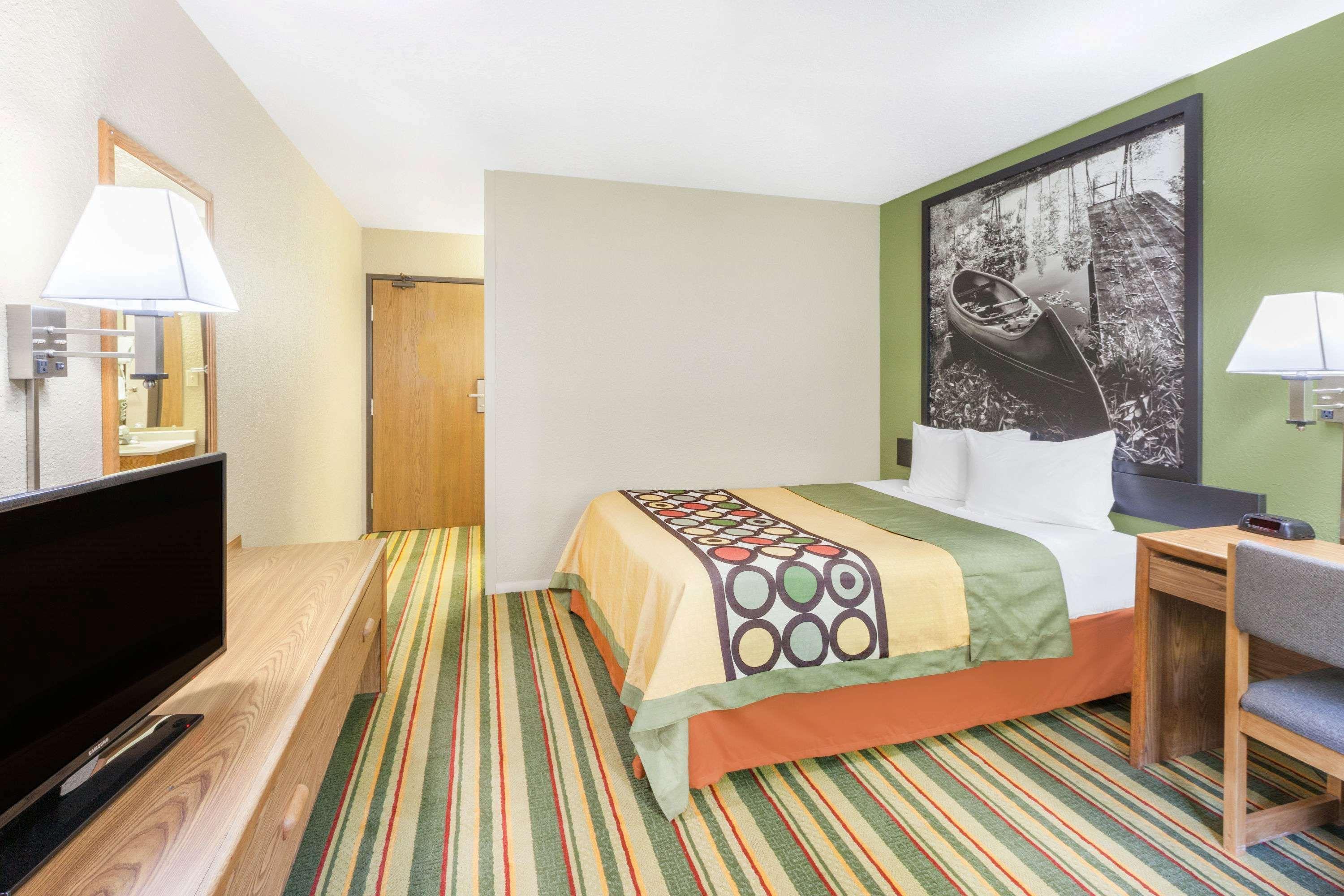 Room, Queen Bed