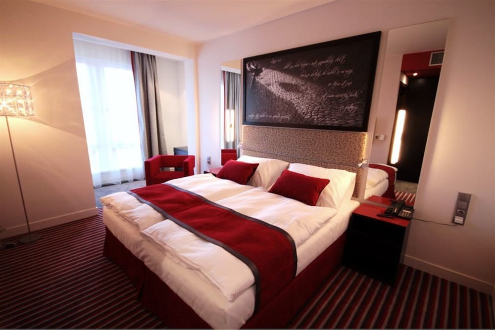 ROOM, DOUBLE OR TWIN BED