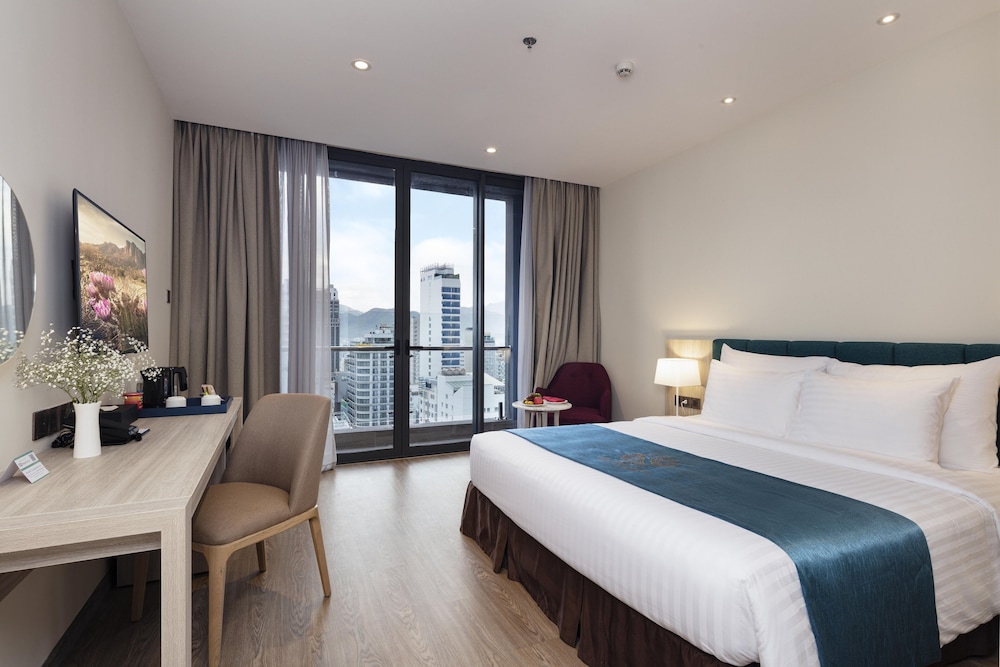 JUNIOR SUITE, PARTIAL SEA VIEW, BALCONY
