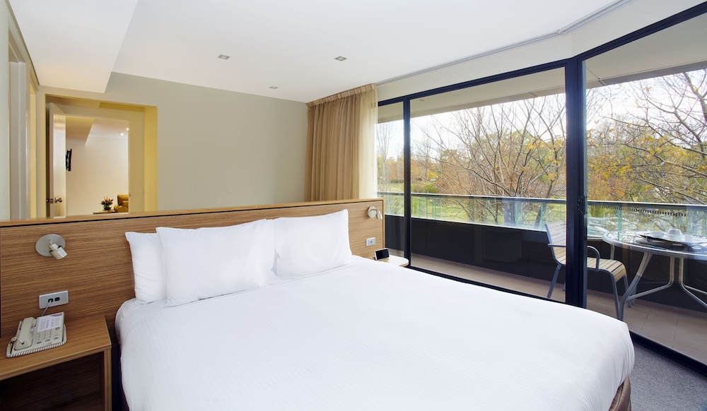 Crowne Plaza Canberra 12/81