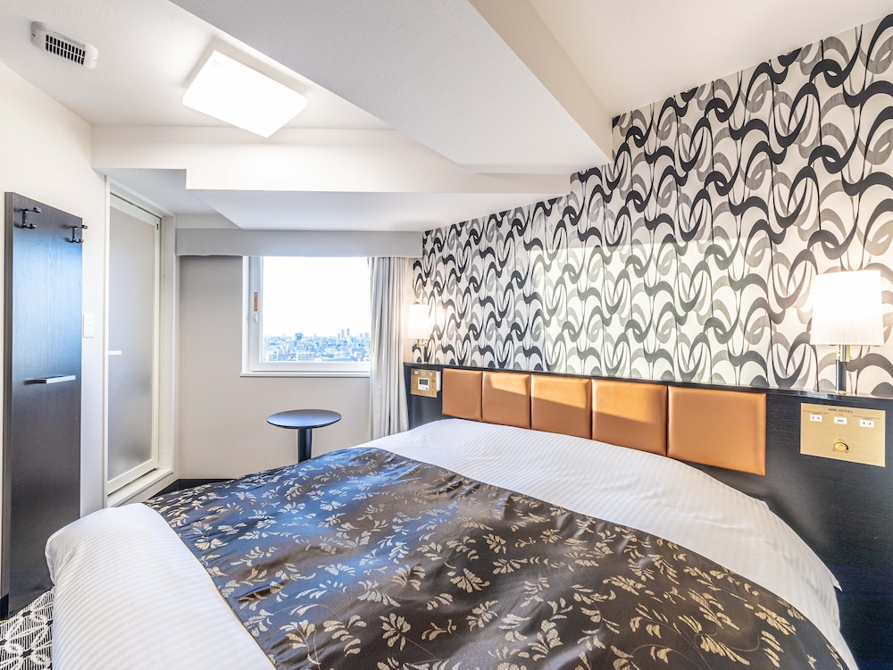 ROOM, QUEEN BED