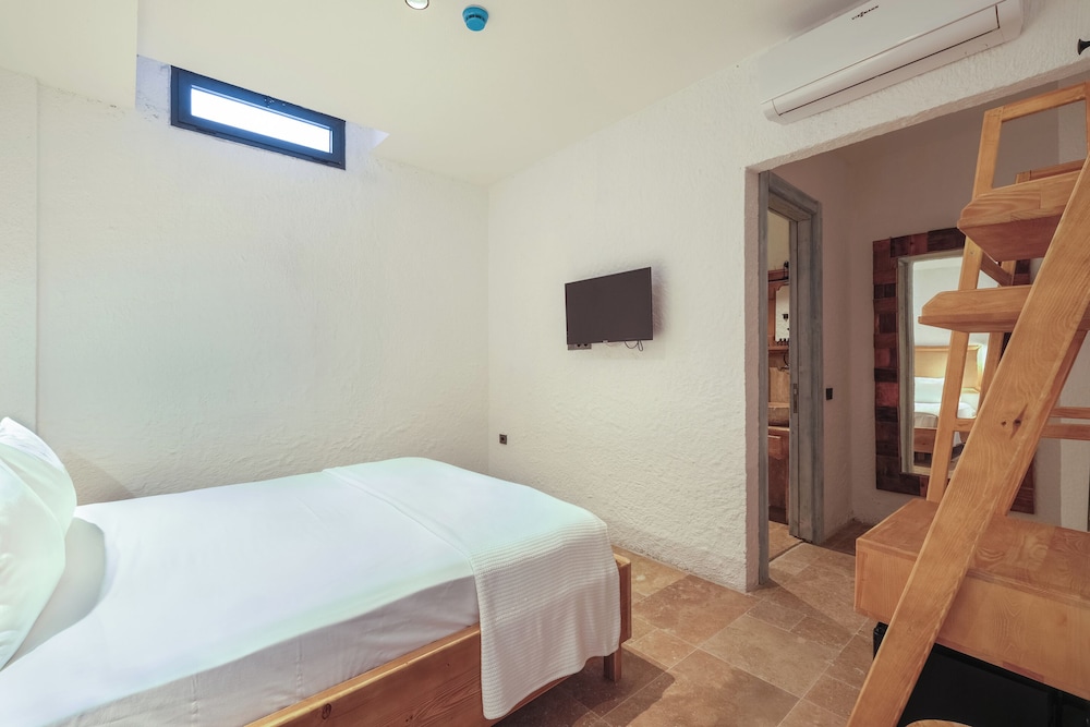 Armel Alacati (+12 Adult Only) 12/46