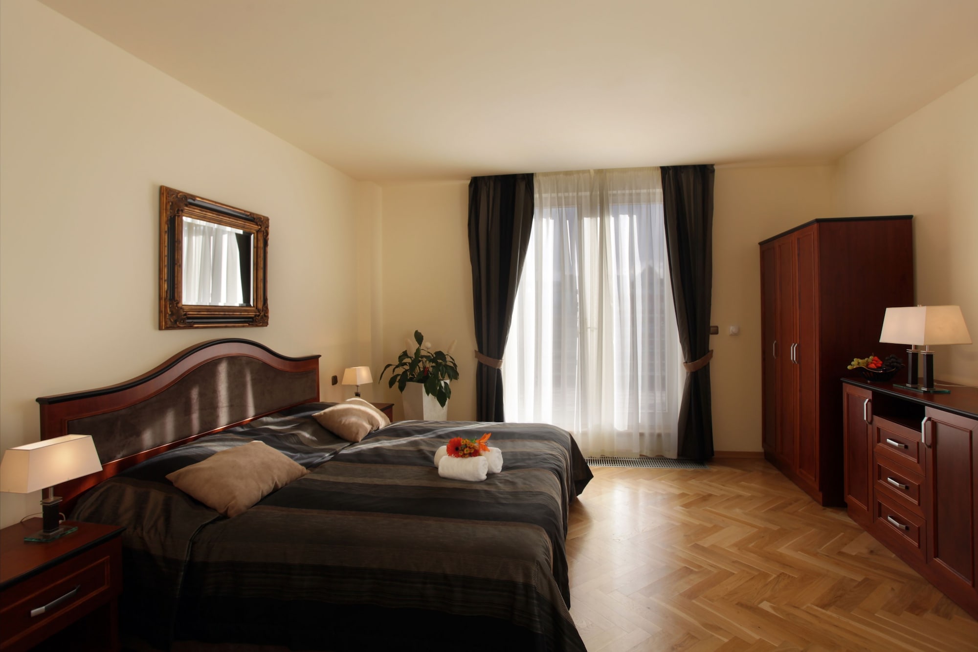 APARTMENT, KING BED, SOFA
