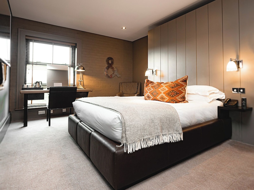 EXECUTIVE, KING BED