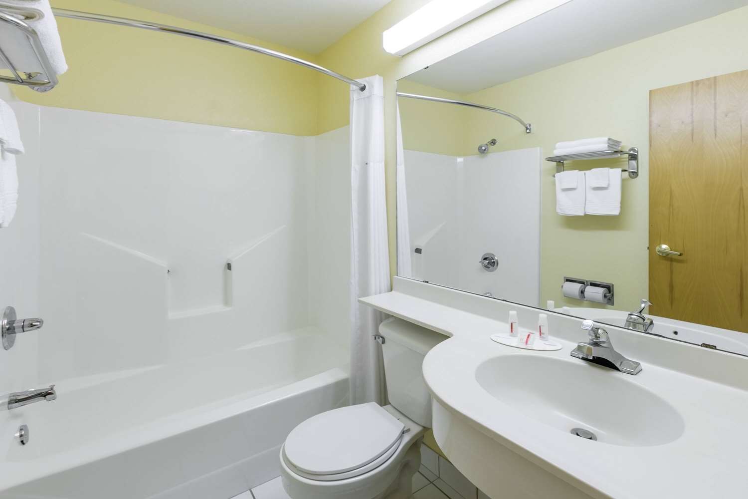 Days Inn & Suites by Wyndham Pryor 16/18