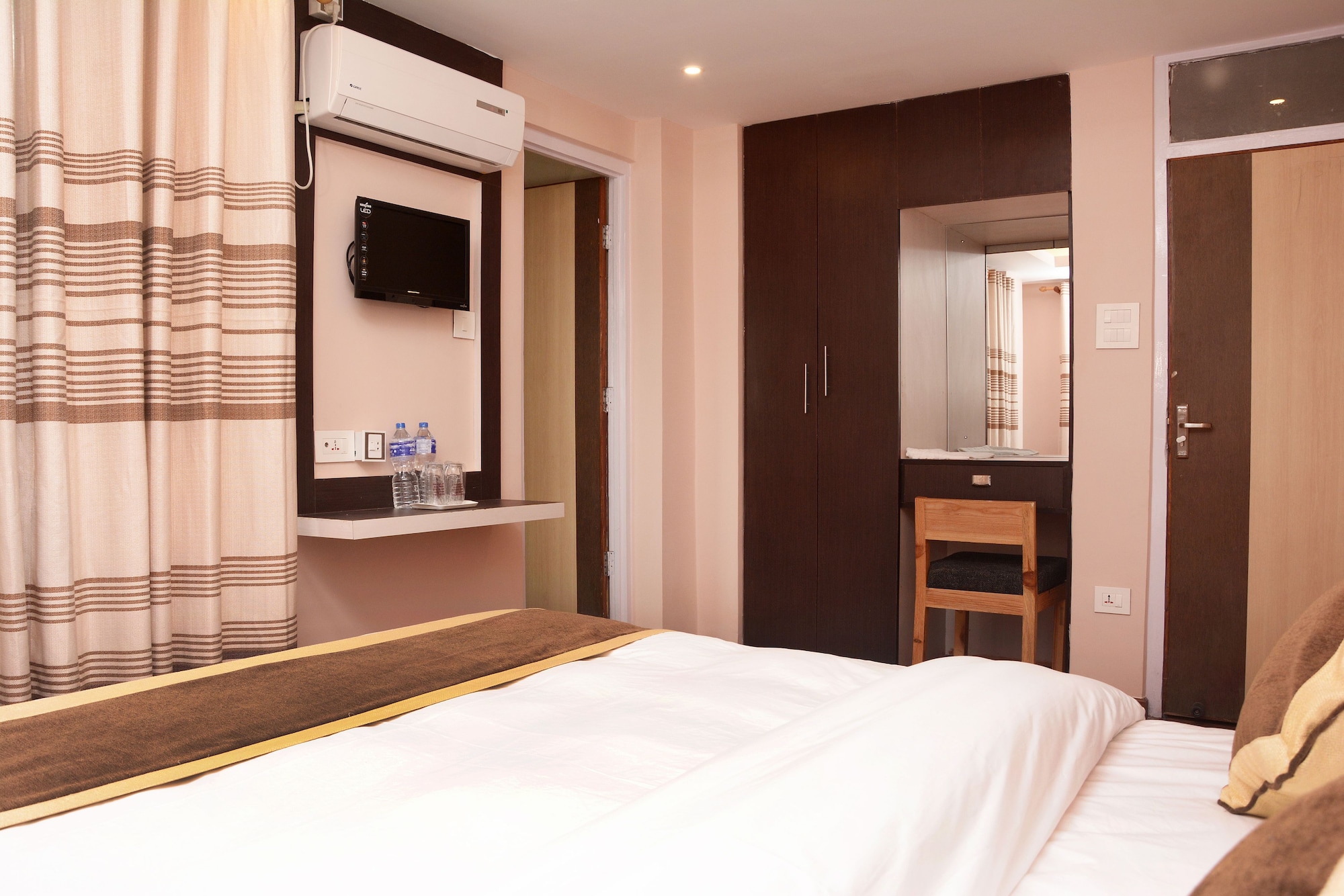 DELUXE, DOUBLE BED