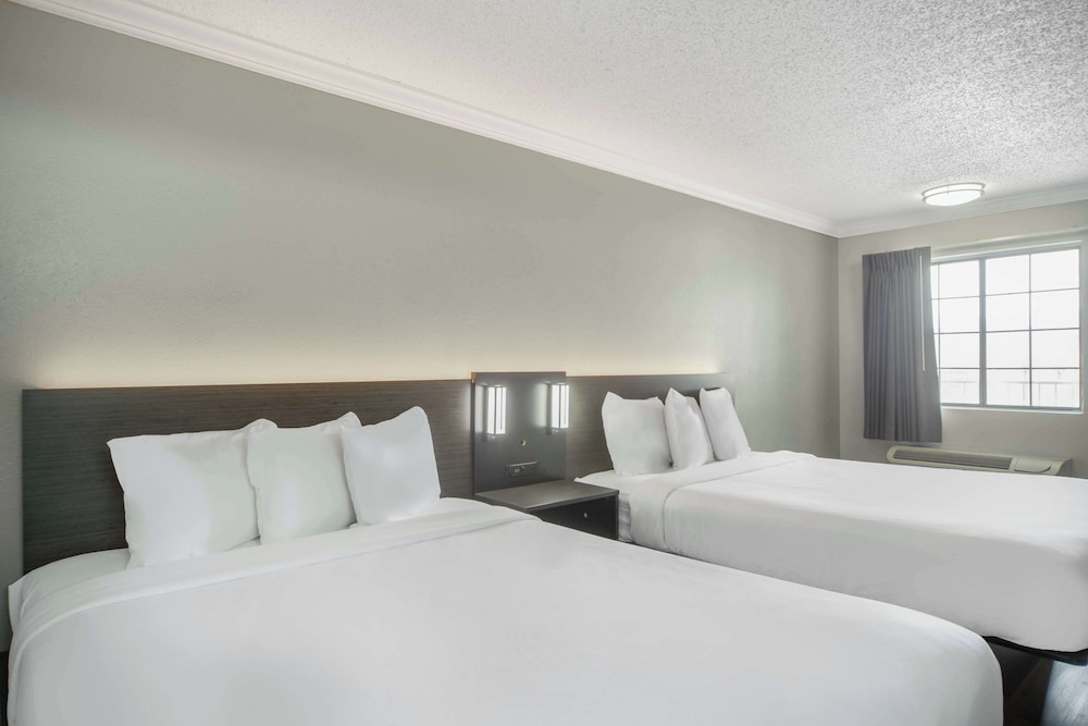DELUXE, 2 QUEEN BEDS