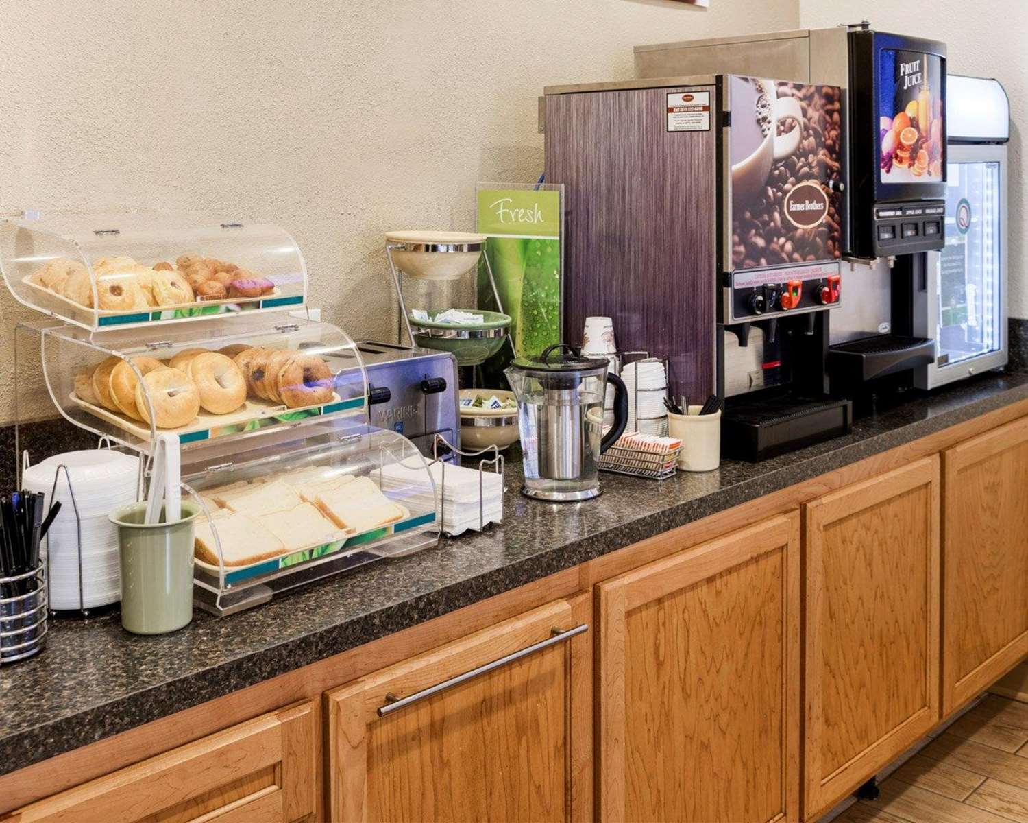 Quality Inn Near Northtown Mall & National Sports Center 23/23