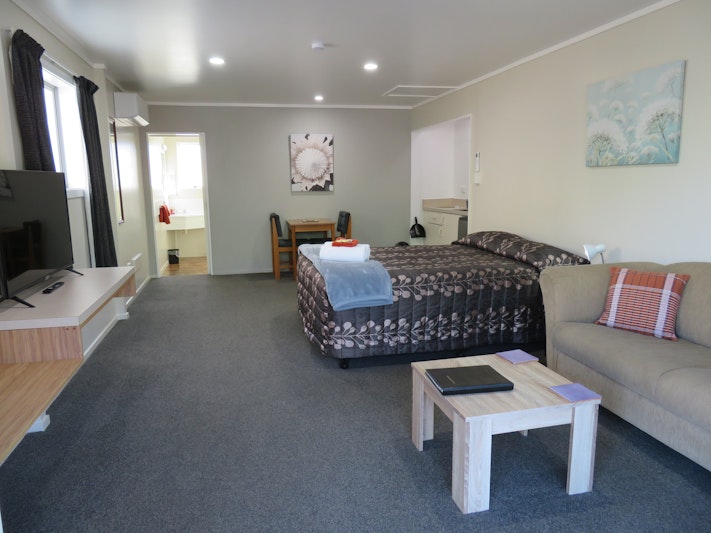 Commodore Court Motel 29/76