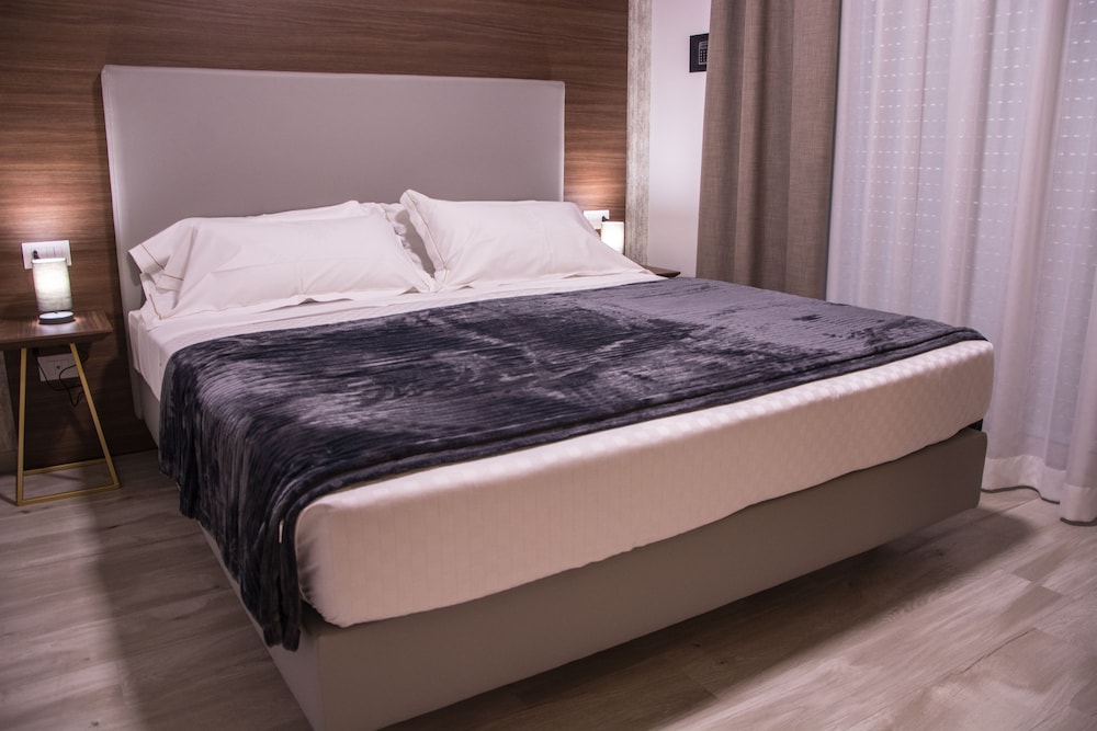 8 Room Hotel 23/80