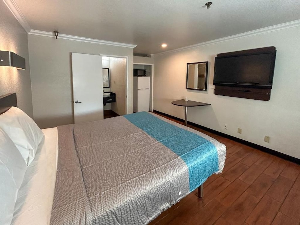Studio6 Ontario, CA - Convention Center Airport 8/50