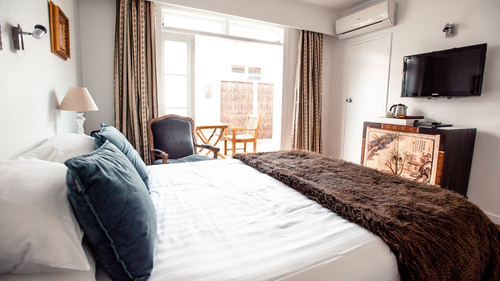 Courtyard, Classic, Queen Bed