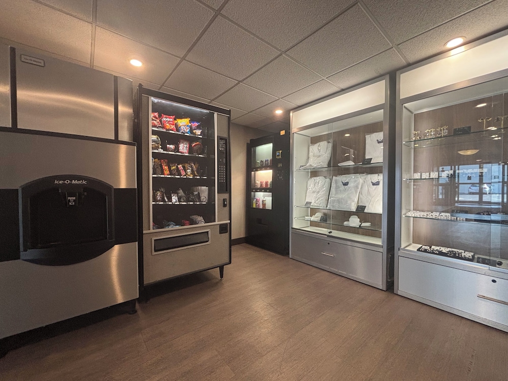 Super 8 by Wyndham Macleod Trail Calgary 54/60
