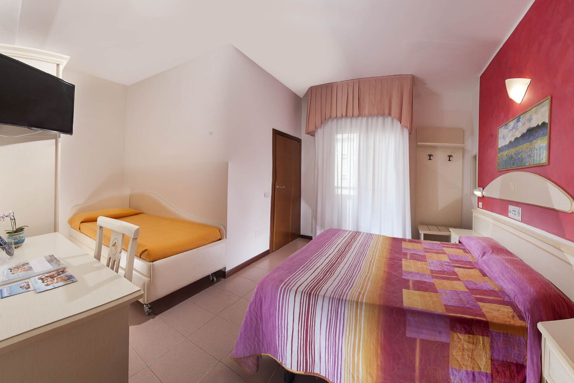 ROOM, TRIPLE, MULTIPLE BEDS