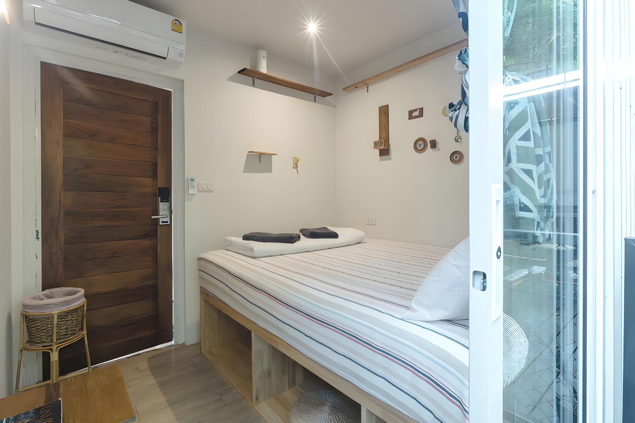 Room, Private Courtyard View, Shared Bathroom
