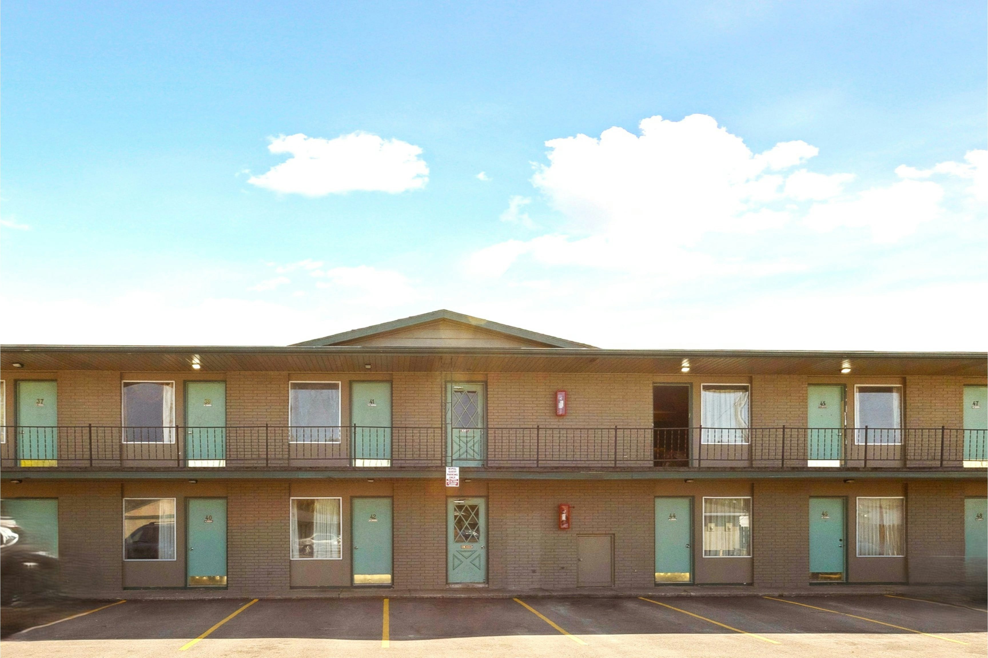 Currys Motel by OYO Saginaw MI 2/39