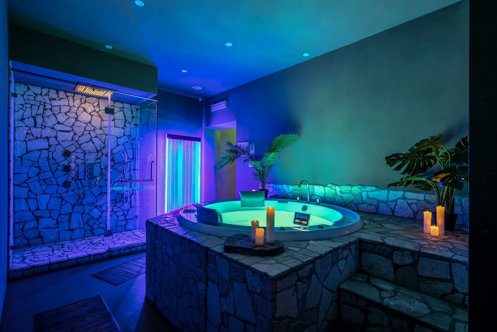 Hotel 87 Eighty-seven 72/72