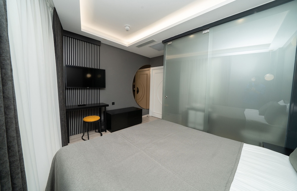STANDARD, QUEEN BED, TERRACE